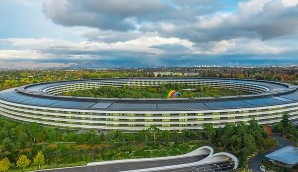 Cupertino, California, ABD - 12 Kasım 2018, Apple 'ın genel merkezi Cupertino' nun havadan görünüşü, büyük yuvarlak bir bina şeklinde.