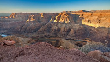 Büyük Kanyon 'un güzel manzaraları, milyonlarca yıllık kırmızı-turuncu kayaların inanılmaz manzarası. ABD, Arizona.