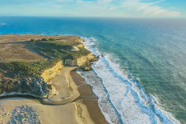 美しいビーチ 日当たりの良い空 岩や海の波とカリフォルニア太平洋沿岸の空中ビュー — ストック写真