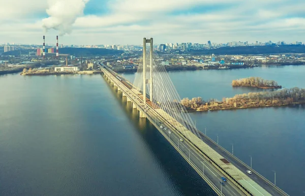 Flygfoto från drönare på South Bridge i Kiev, stadssiluett och landskap i Dnipro floden, Ukraina — Stockfoto