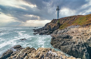 Pigeon Point deniz fenerine karşı güzel bir gökyüzü ve okyanus dalgaları, Kaliforniya 'daki Pasifik kıyılarının büyük bir manzarası.