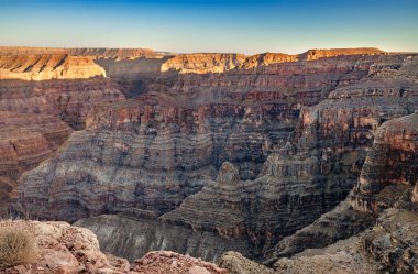 Büyük Kanyon 'un güzel manzaraları, milyonlarca yıllık kırmızı-turuncu kayaların inanılmaz manzarası. ABD, Arizona.