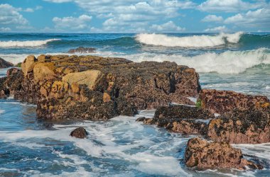 Pasifik sahilinin güzel deniz manzarası, California, dalgalar, kayalar, gökyüzü, güneş. Konsept, mükemmel kartpostal ve rehber.
