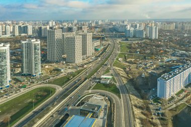 Kiev, Ukrayna - 02 Ocak 2021, Poznyakovsky bölgesinin modern binalarının kuş bakışı görüntüsü ve insansız hava aracı görüntüleri..