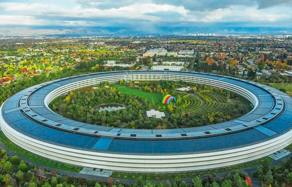 Cupertino, California, ABD - 12 Kasım 2018, Apple 'ın genel merkezi Cupertino' nun havadan görünüşü, büyük yuvarlak bir bina şeklinde.