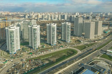 Kiev, Ukrayna - 02 Ocak 2021, İHA 'dan hava fotoğrafı, Poznyakovsky bölgesinin kuş bakışı görüntüsü şehrin modern binaları.