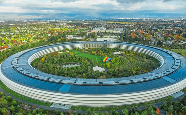 Cupertino, California, ABD - 12 Kasım 2018, Apple 'ın genel merkezi Cupertino' nun havadan görünüşü, büyük yuvarlak bir bina şeklinde.