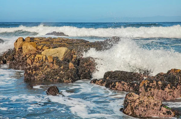Pasifik Sahilinin Güzel Deniz Manzarası California Dalgalar Kayalar Gökyüzü Güneş — Stok fotoğraf