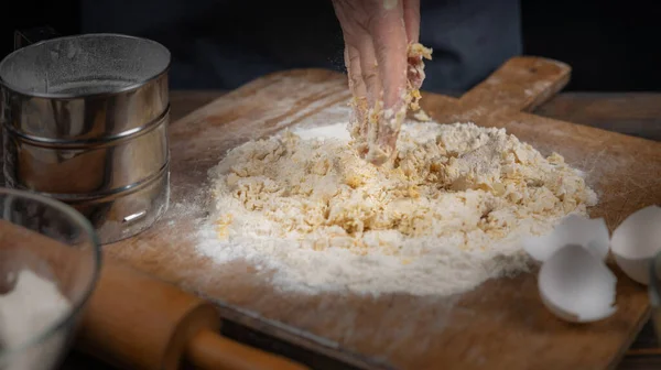 Mani Femminili Farina Pasta Una Donna Grembiule Prepara Pasta Cottura — Foto Stock