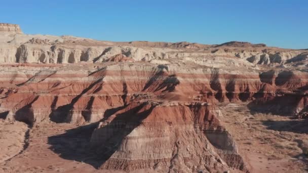 Αεροφωτογραφία. Πετάξτε πάνω από τα κόκκινα βράχια ενός φαραγγιού στην ξηρά, ηλιόλουστη έρημο της Γιούτα στις δυτικές Ηνωμένες Πολιτείες. — Αρχείο Βίντεο