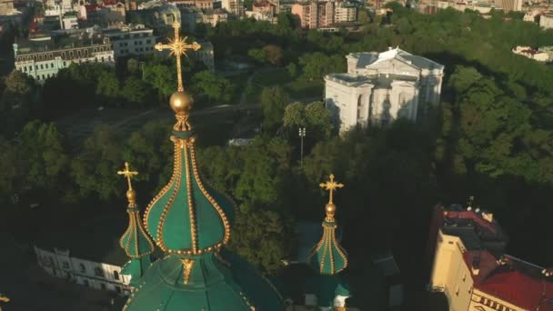 Luchtfoto van St. Andrews kerk bij zonsopgang, historisch centrum, Podolsk district, Kiev, Oekraïne. Een drone met een camera vliegt vanuit de kerk van St. Andrew. Vlieg rond St. Andrews kerk in Kiev. — Stockvideo