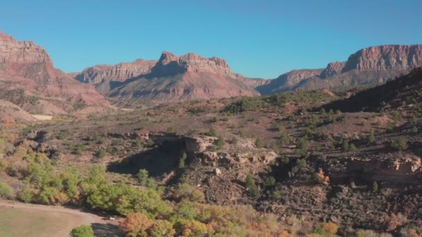 Gyönyörű légi kilátás a sziklás táj Zion Canyon Nemzeti Park, Délnyugat Utah, USA — Stock videók
