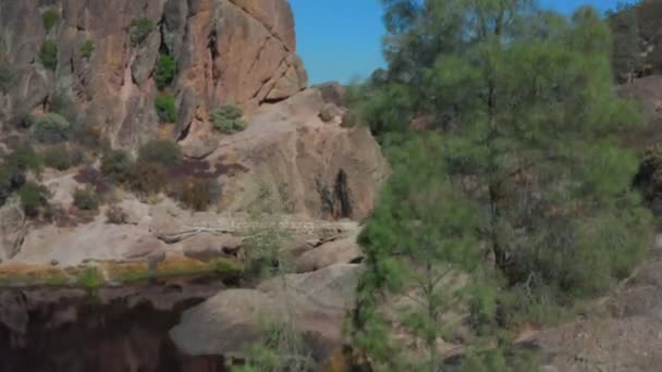 Vista aérea del lago Bear Gorge en el Parque Nacional Pinnacles, California — Vídeo de stock