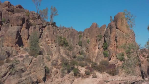 Vista aérea del lago Bear Gorge en el Parque Nacional Pinnacles, California — Vídeos de Stock