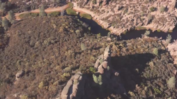 Luchtfoto van Bear Gorge Lake in Pinnacles National Park, Californië — Stockvideo