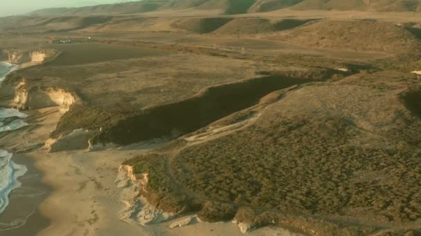 Vista aérea, las olas del Pacífico se lavan sobre la escarpada costa del norte de California. La autopista panorámica de la costa del Pacífico atraviesa la mayor parte de California. — Vídeos de Stock