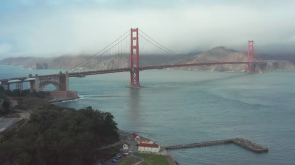 Widok z lotu ptaka w rozdzielczości 4K słynnego mostu Golden Gate. Infrastruktura przybrzeżna w ramce, San Francisco, Kalifornia. — Wideo stockowe