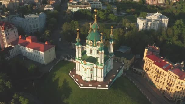 Vue aérienne de l'église St. Andrews au lever du soleil, centre historique, district de Podolsk, Kiev, Ukraine. Un drone avec une caméra vole de l'église Saint-André. Volez autour de l'église St. Andrews à Kiev. — Video