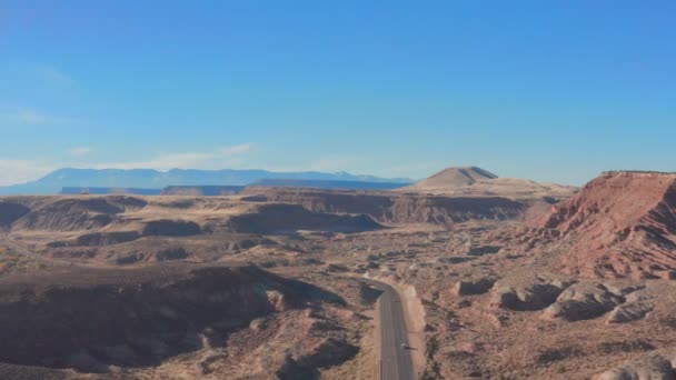 Krásný letecký výhled na skalnatou krajinu národního parku Sion Canyon, jihozápadní Utah, USA — Stock video