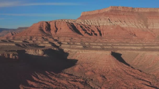 Hermosa vista aérea del paisaje rocoso del Parque Nacional Zion Canyon, suroeste de Utah, EE.UU. — Vídeo de stock