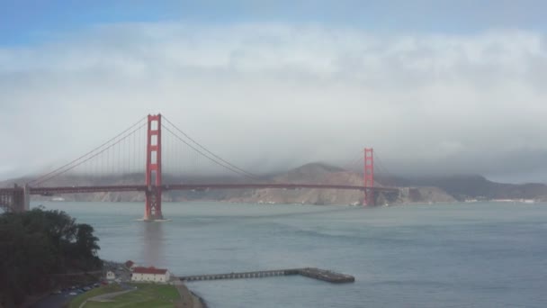 Ünlü Golden Gate Köprüsü 'nün 4K çözünürlüğündeki hava görüntüsü. Çerçevede kıyı altyapısı, San Francisco, California. — Stok video