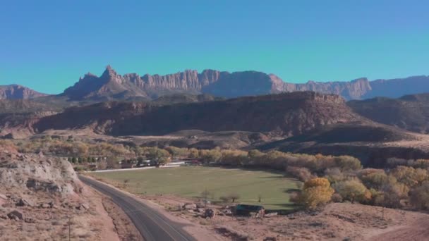 Zion Canyon Ulusal Parkı 'nın kayalık manzarasının güzel hava manzarası, Güneybatı Utah, ABD — Stok video