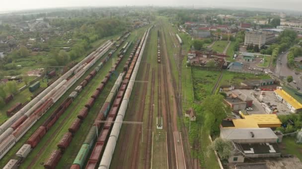 Vista aérea das trilhas ferroviárias paisagem aérea. Caminhos-de-ferro suburbanos vista aérea — Vídeo de Stock