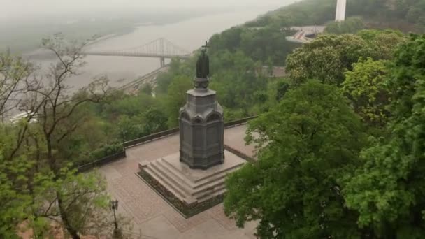 Monumento di San Volodymyr che battezzò la Rus 'di Kiev. Riprese aeree. E 'uno dei famosi punti di riferimento dell'Ucraina. San Vladimir Monumento spesso raffigurato in dipinti e fotografie della città — Video Stock