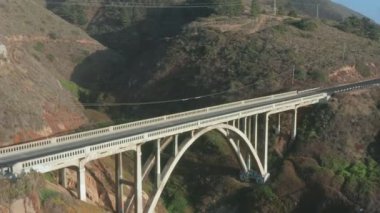 Monterey 'deki Bixby Creek Köprüsü' ndeki 1. Otoyol ve uçurumların havadan görüntüsü.