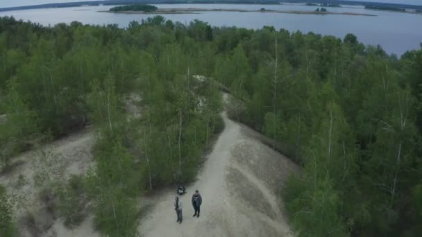 Vista aérea, paisaje natural en primavera, mañana soleada de verano, valle de árboles verdes, río, belleza natural. — Vídeos de Stock