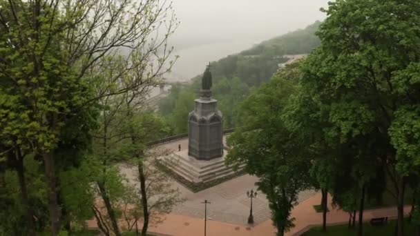 Monumento di San Volodymyr che battezzò la Rus 'di Kiev. Riprese aeree. E 'uno dei famosi punti di riferimento dell'Ucraina. San Vladimir Monumento spesso raffigurato in dipinti e fotografie della città — Video Stock