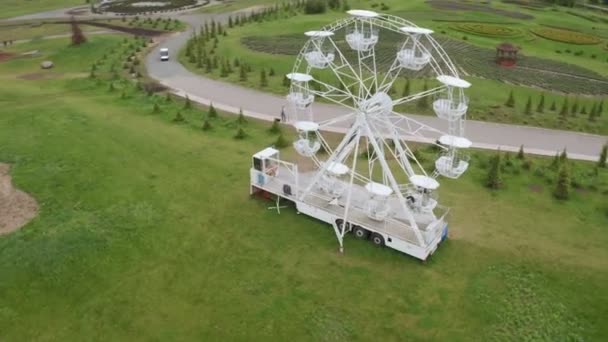 Luftaufnahme, Riesenrad im Freizeitpark, Unterhaltung für Touristen, Spaziergänge und Erholung im Freien. — Stockvideo