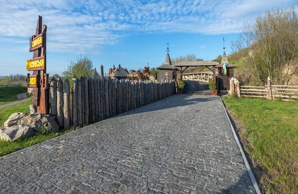 Mali Zagirtsi, Bezirk Dubna, Region Rivne, Ukraine - Mai 2021, ein Hotel am Straßenrand des Anwesens Myslivska Khata im Jagdstil, ein schönes Gebäude für Touristen und Reisende. — Stockfoto