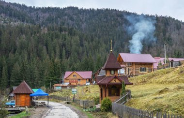 Karpatlar, Ukrayna - Mayıs 2021 Ünlü Ukrayna Dağları Karpatları 'nın inanılmaz manzarası. Resimli bir manzara. Yaz ve kış tatilleri için popüler bir turizm beldesi.