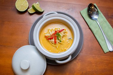 Tom Yam kung Baharatlı Tayland çorbası, deniz ürünleri, hindistan cevizi sütü ve kırmızı biber. 