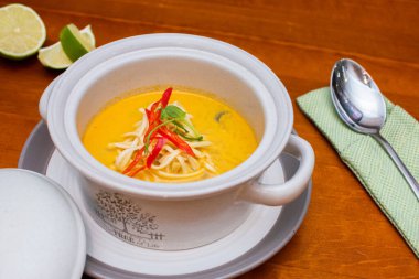 Tom Yam kung Baharatlı Tayland çorbası, deniz ürünleri, hindistan cevizi sütü ve kırmızı biber. 