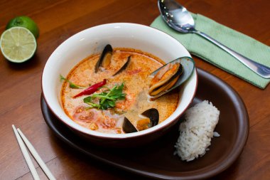 Tom Yam kung Baharatlı Tayland çorbası, deniz ürünleri, hindistan cevizi sütü ve kırmızı biber. 