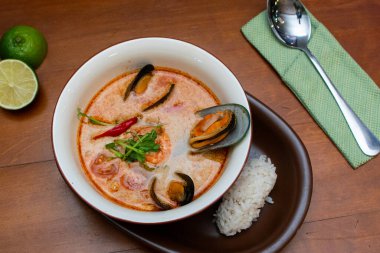 Tom Yam kung Baharatlı Tayland çorbası, deniz ürünleri, hindistan cevizi sütü ve kırmızı biber. 