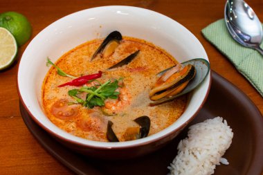 Tom Yam kung Baharatlı Tayland çorbası, deniz ürünleri, hindistan cevizi sütü ve kırmızı biber. 