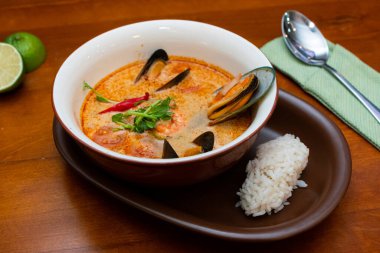 Tom Yam kung Baharatlı Tayland çorbası, deniz ürünleri, hindistan cevizi sütü ve kırmızı biber. 