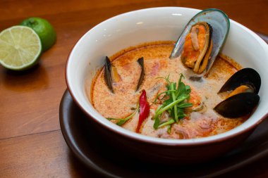 Tom Yam kung Baharatlı Tayland çorbası, deniz ürünleri, hindistan cevizi sütü ve kırmızı biber. 