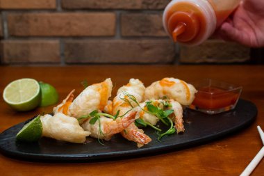 Acı soslu karides tempura.