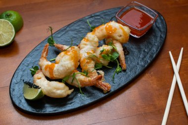 Acı soslu karides tempura.