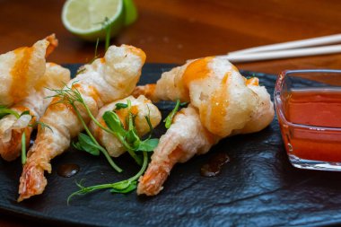 Acı soslu karides tempura.