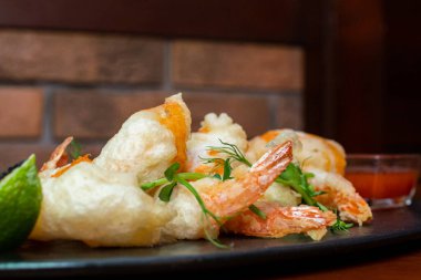 Acı soslu karides tempura.
