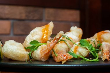 Acı soslu karides tempura.