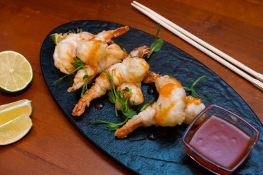 Acı soslu karides tempura.