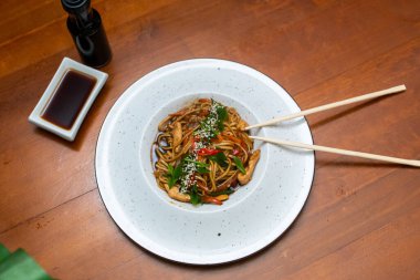 Geleneksel Asya eriştesi ve tavuk eti