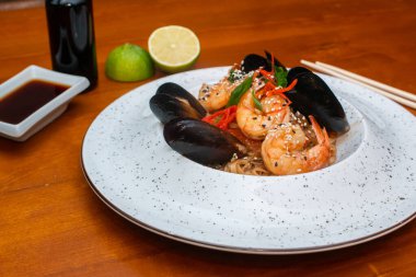 Geleneksel karides ve midyeli Asya eriştesi.