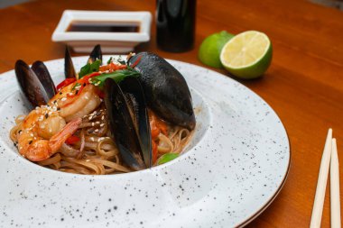 Geleneksel karides ve midyeli Asya eriştesi.